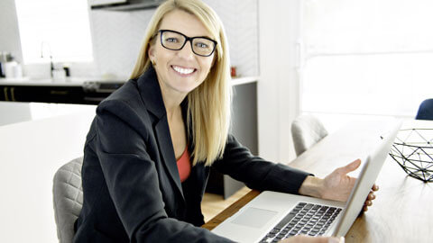 Zukunft finanzieren: Blonde Frau mit Brille