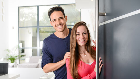 Zukunft finanzieren: Pärchen in neuer Wohnung