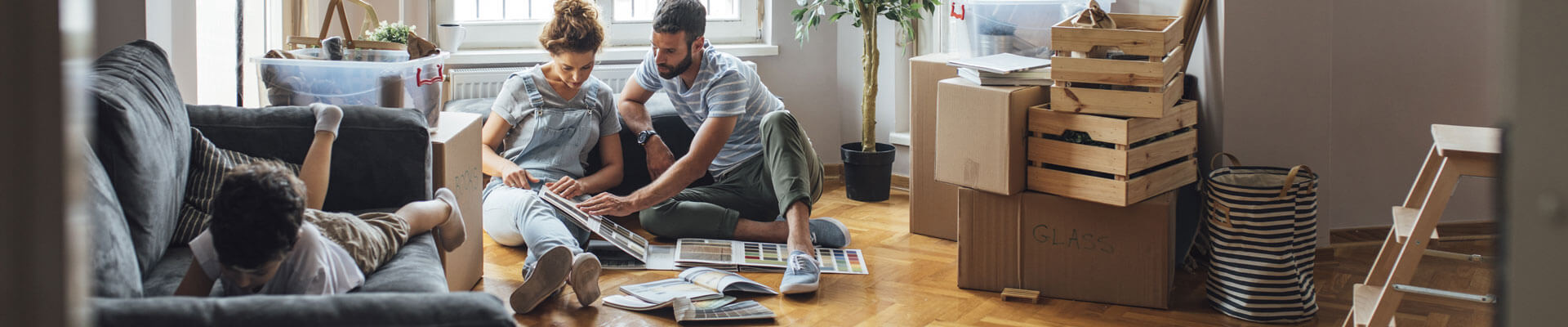 Immobilienfinanzierung: Familie beim Einzug