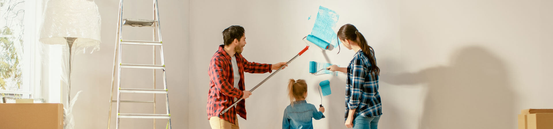 Sanierungskredit: Familie streicht Wand